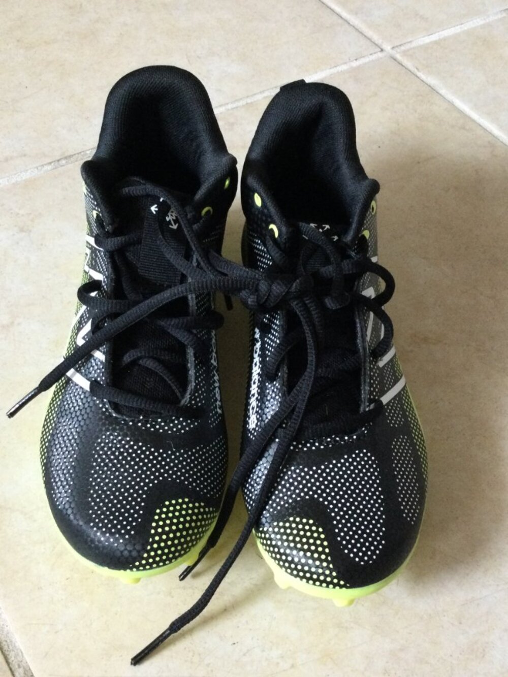 SOLD New Balance Kids FreezeLX v4 Lacrosse cleats Black and Hi-Lite colorway - Picture 2 of 7